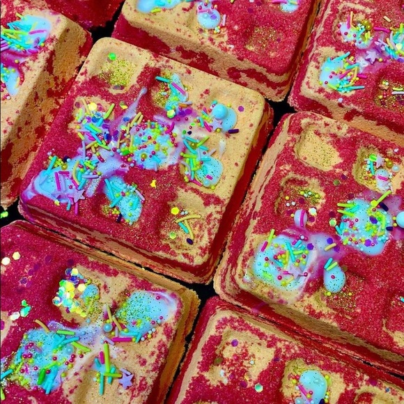 Peachy bath bomb - Picture 1 of 3